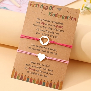 Mutter-Tochter-Herzarmband-Set zum ersten Kindergarten-Tag auf einer Geschenkkarte