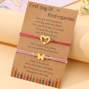 Mutter-Tochter Schulanfang Armband Set mit Schmetterling Anhänger auf Karte