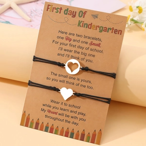 Details von verstellbaren Herzarmbändern auf der Karte für den ersten Kindergartentag