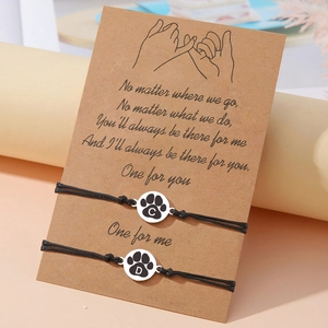 Bracelets d'amitié pour couples avec breloques de pattes en acier et initiales sur carte