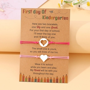 Detailansicht der Herz-Armbänder auf einer Karte zum ersten Kindergartentag