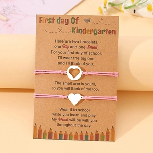 Detail der rosa gewebten Armbänder mit Herzanhängern auf Kindergarten-Geschenkkarten
