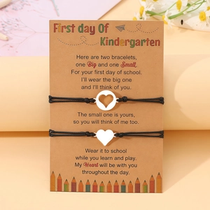 Detail von Herz-Mutter-Tochter-Armbändern auf First Day Of Kindergarten Karte