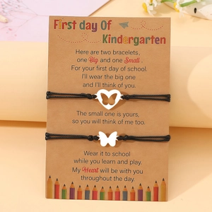 Details der Schmetterling- und Herzarmbänder mit einer Mutter-Tochter Geschenkkarte