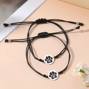 Bracelets en corde noire réglables avec breloques patte de chat et lettres initiales A et B