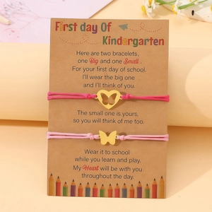 Passende Schmetterlings-Herz-Armbänder für Mutter und Tochter am ersten Schultag
