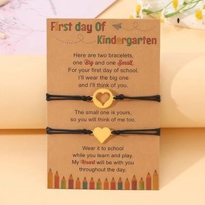 Details der Mutter-Tochter-Herzarmbänder auf einer Karte mit Kindergarten-Gedicht