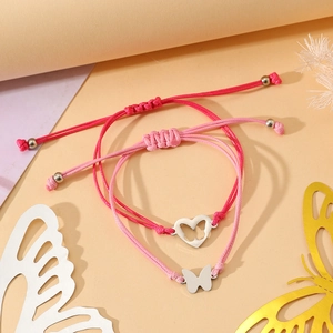 Detail von rosa geflochtenen Armbändern mit hohlen Schmetterlings- und Herzanhängern für Mütter