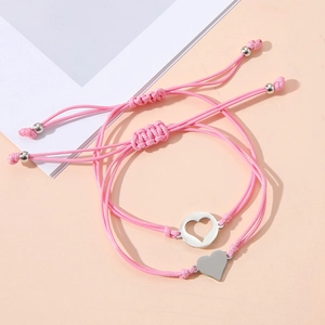 Detailansicht der rosa geflochtenen Mutter-Tochter Armbänder mit Herzanhängern