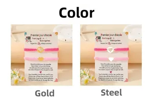 Detail van roze gevlochten armbanden met hartjes op een cadeaukaart voor school
