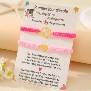 Zwei Herz-Armbänder auf einer Karte zum ersten Kindergartentag mit schönen Illustrationen