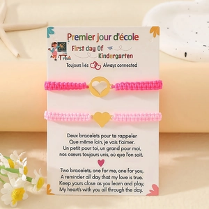Details der rosa gewebten Herz-Armbänder auf einer zweisprachigen Kindergarten-Geschenkkarte