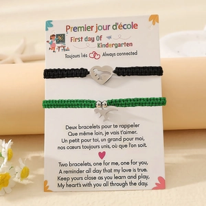 Detail der Dino-Armbänder auf der Karte zum ersten Kindergartentag, zweisprachig