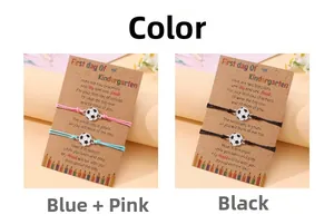 Détail de bracelets d'amitié de football tressés sur des cartes de maternelle