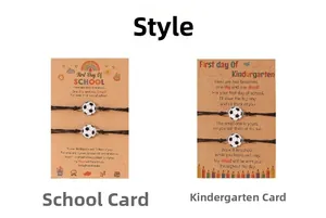 Détail de bracelets de football tressés sur cartes école et maternelle