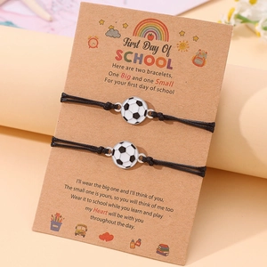 Bracelets tressés avec pendentif football sur carte cadeau de rentrée pour étudiants