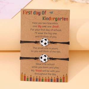 Détail de deux bracelets de football sur une carte cadeau pour la maternelle