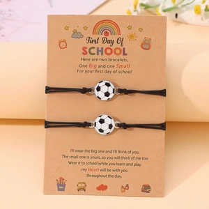 Gros plan sur les bracelets de football tressés sur emballage cadeau scolaire