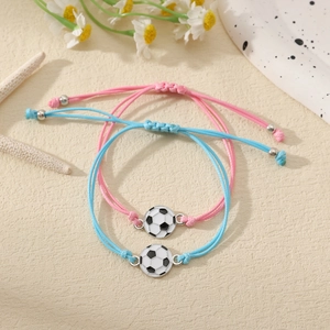 Détail de bracelets de football tissés réglables avec breloques en émail pour étudiants
