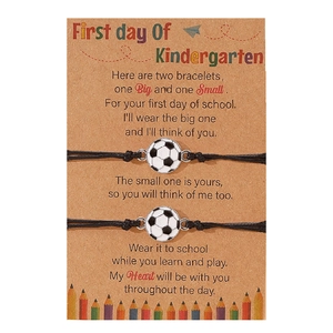 Bracelets de rentrée scolaire avec pendentif football pour mère et fils sur carte
