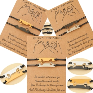 Set de bracelets tressés avec breloques cœur et cordon ajustable sur carte de vœux