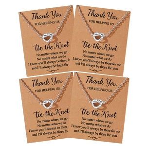Juego de cuatro collares con nudo de corazón de plata en tarjetas de regalo de kraft