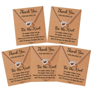 Cinco collares de nudo plateado en tarjetas kraft para recuerdos de boda mujer