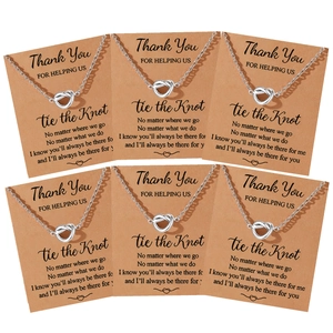Set de seis collares de nudo plateados en tarjetas kraft para regalos de damas de honor
