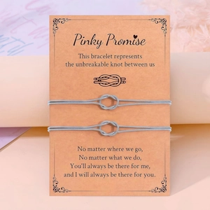 Βραχιόλια με κόμπο Pinky Promise για ζευγάρια σε κάρτα με ροδακινί φόντο