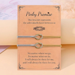 Λεπτομέρεια από σετ βραχιόλια με κόμπους Pinky Promise σε κάρτα δώρου με κείμενο