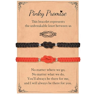 Detail der rot-schwarzen Partnerarmbänder mit Knotenmotiv auf Pinky Promise Karte