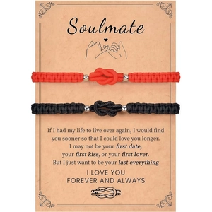 Detail der rot-schwarzen Soulmate-Armbänder auf Karte mit silbernen Perlen