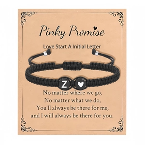 Detail van geweven armband met letter Z en hartje op een sentimentele kaart