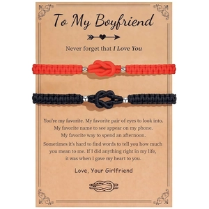 Pärchen-Armband-Set mit geflochtenem Knoten in Rot und Schwarz auf einer Geschenkkarte