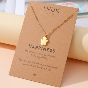 Goldene Engel-Halskette mit Zirkonia-Anhänger auf Happiness-Geschenkkarten-Display