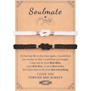 Detail von gewebten Partnerarmbändern mit Knoten auf Vintage-Karte präsentiert