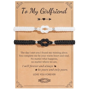 Paar geflochtene Partnerarmbänder mit Knoten-Charm auf To My Girlfriend Karte