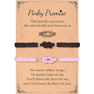 Geflochtenes Pinky Promise Armband-Set in Schwarz und Rosa für Paare auf Displaykarte