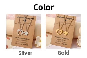 Vue détaillée des colliers puzzle en cœur pour mère et fille en argent et en or
