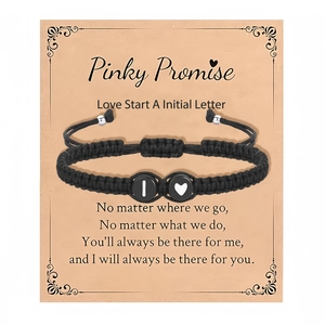 Zwarte gevlochten Pinky Promise armband met hart- en letterkralen, verstelbaar