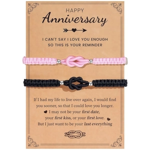 Detail der rosa und schwarzen geflochtenen Jahrestag-Paar-Armbänder mit Herzknoten