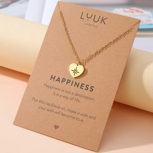 Goldene Edelstahl Herz-Halskette mit Sternschliff auf brauner Kraftpapier-Geschenkkarte