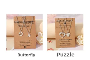 Vue détaillée des colliers papillon et puzzle coeur pour mère et fille sur cartes cadeaux