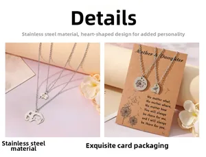 Gros plan du collier éléphant en acier inoxydable sur carte cadeau Mère et Fille
