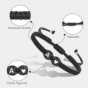 Detail van de handgevlochten touwtextuur en de gegraveerde A-kral op de armband voor dames
