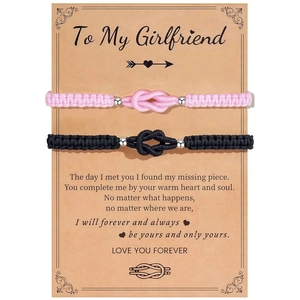 Detail der Paar-Knotenarmbänder in Pink und Schwarz auf einer romantischen Geschenkkarte