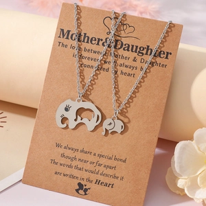 Détail des colliers éléphants mère et fille sur une carte cadeau en papier kraft brun