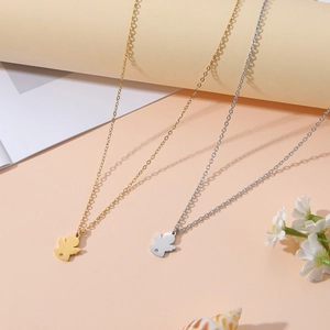 Detailansicht der Engelsflügel-Anhänger in Gold und Silber mit funkelnden Strasssteinen