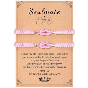Detail von rosa handgewebten Soulmate-Armbändern mit Unknoten auf Displaykarte