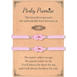 Rosa geflochtene Unendlichkeitsknoten-Armbänder auf Pinky Promise-Botschaftskarte